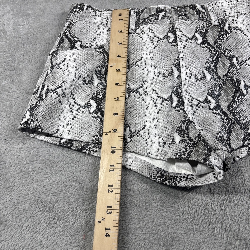 NWT Steve Madden Women's Pythonia Faux Leather Shorts Snake Print Gray Size XS - Picture 8 of 9